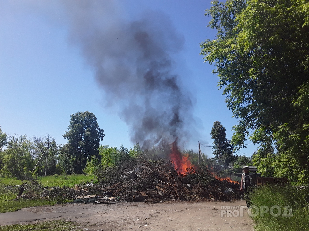 Высотой пять метров: в Йошкар-Оле пожарные тушат полыхающий мусор