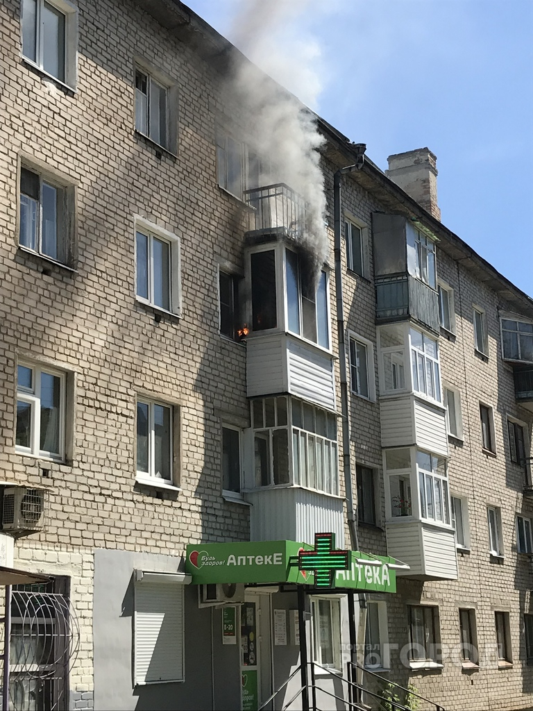 Из балкона горящей квартиры в Йошкар-Оле валил дым