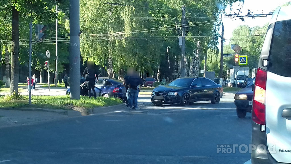 На перекрестке в Йошкар-Оле столкнулись Audi и Priora: есть пострадавшие