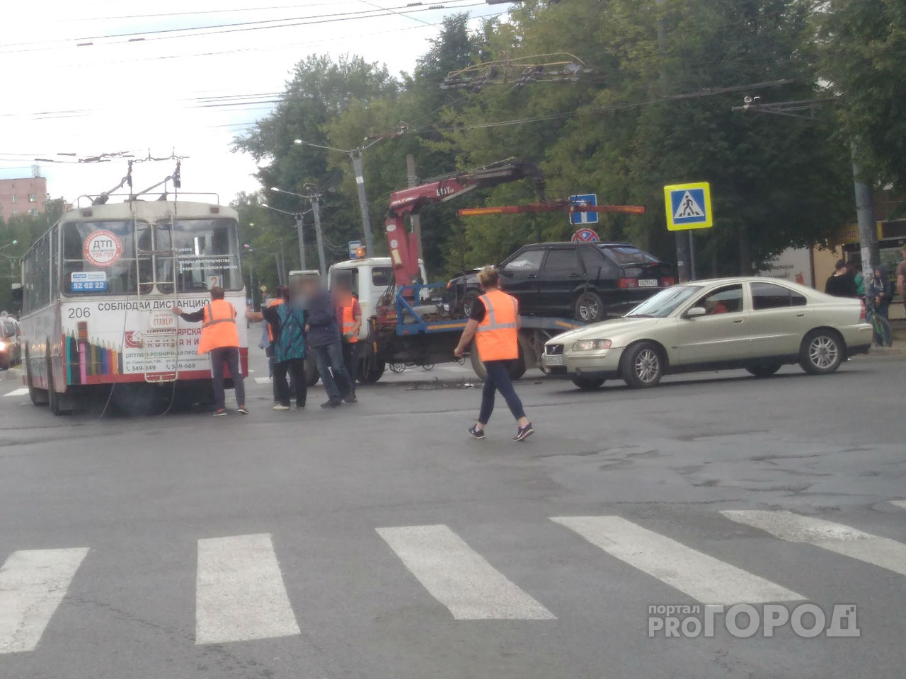 В Йошкар-Оле «четырнадцатая» влетела в троллейбус: легковушку погрузили на эвакуатор