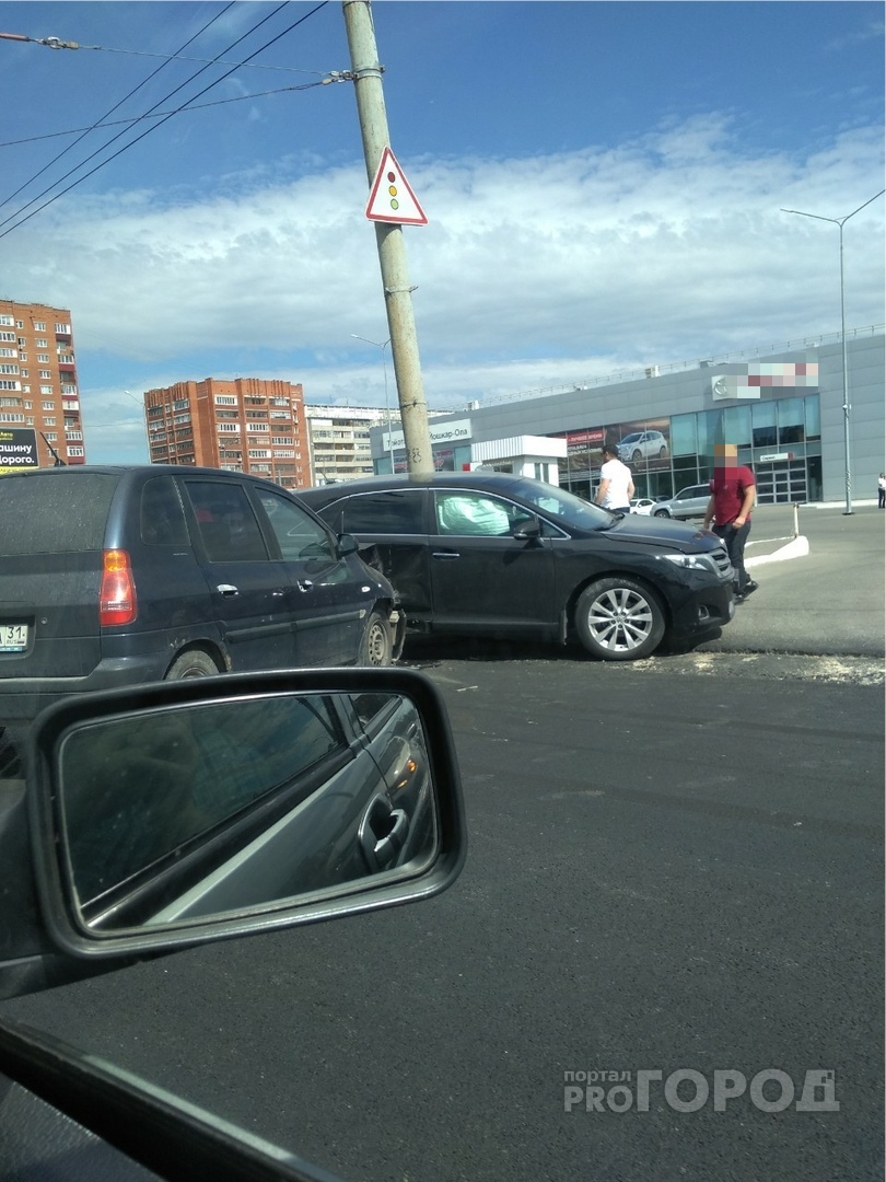 ДТП на Ленинском проспекте: от удара у Toyota сработали подушки безопасности
