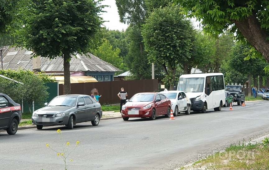 «Паровозик из машин»: в Йошкар-Оле столкнулись легковушки и маршрутка