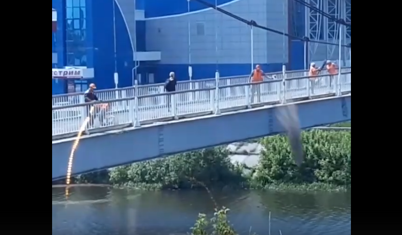 В Йошкар-Оле наказали уборщиков, которые скидывали мусор с вантового моста в реку