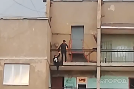 Опасная многоэтажка в Йошкар-Оле: подростки перелазят за ограждения балкона 16-этого этажа