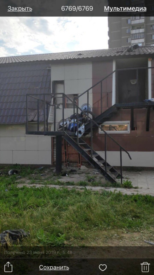 Авария в Йошкар-Оле: мотоциклист залетел на пожарную лестницу дома