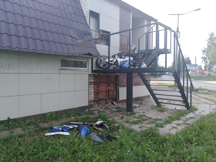 Стали известны подробности ДТП, где мотоциклист залетел на пожарную лестницу дома