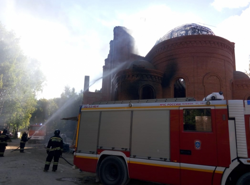 Двадцать огнеборцев тушили строящуюся церковь в микрорайоне Тарханово