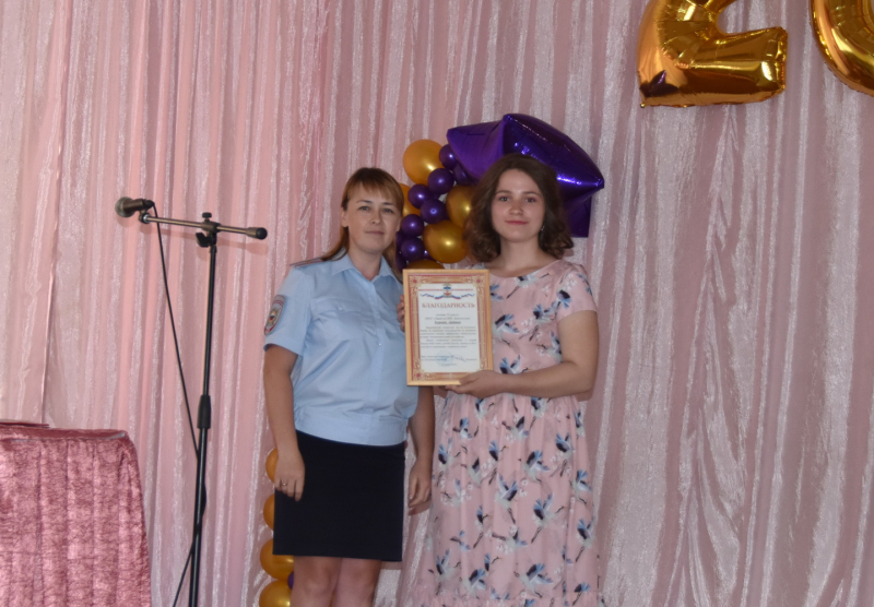Выпускница йошкар-олинского лицея получила награду от полицейских