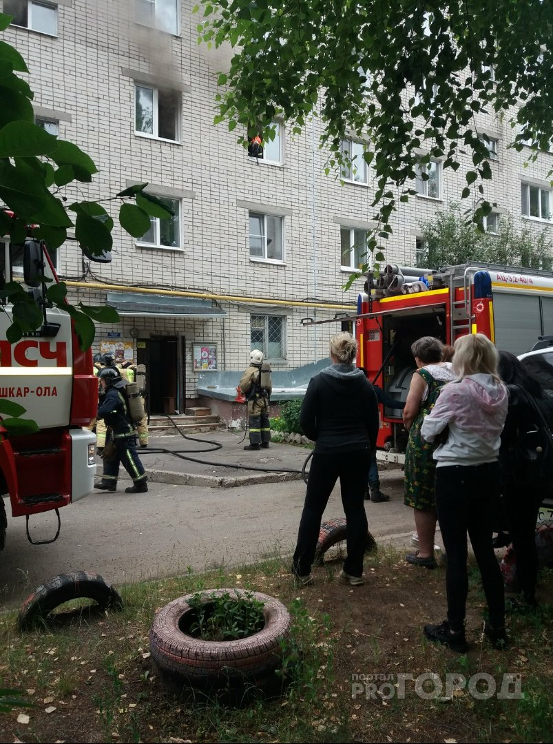Пожар в Йошкар-Оле: жильца дома спустили на носилках
