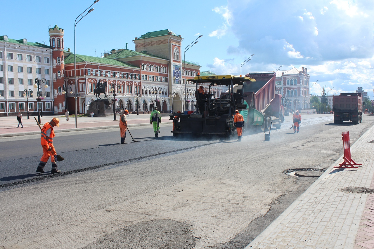 Дорожники рассказали, как обновляется полотно на Ленинском проспекте