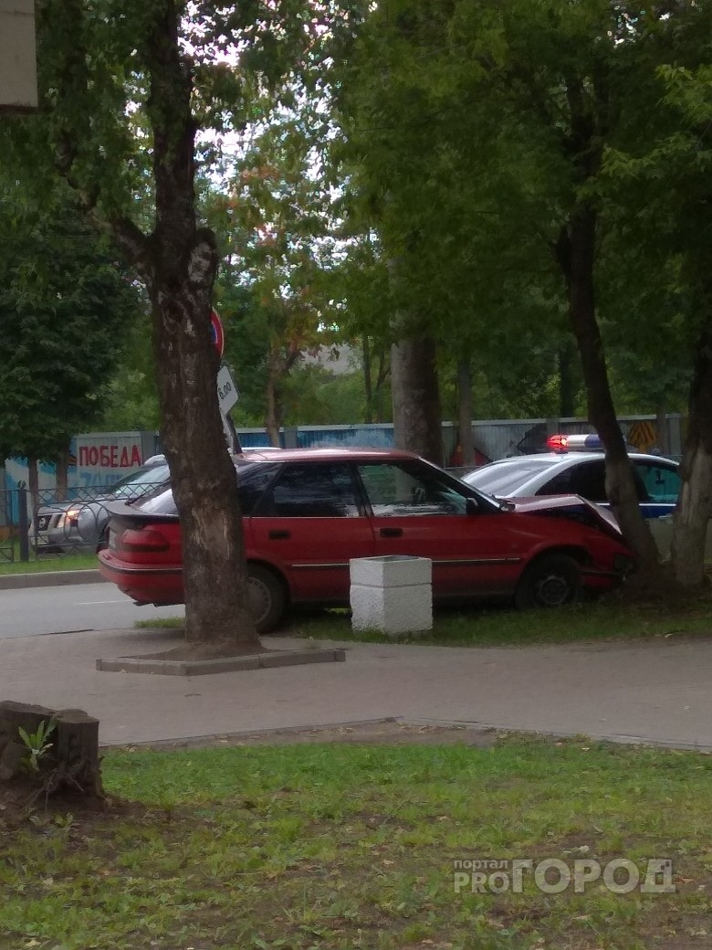 В Йошкар-Оле иномарка влетела в дерево и погнула дорожный знак