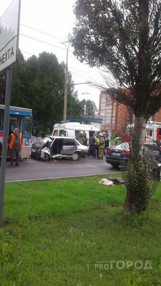 В Йошкар-Оле легковушка влетела в «лоб» троллейбусу: есть погибший