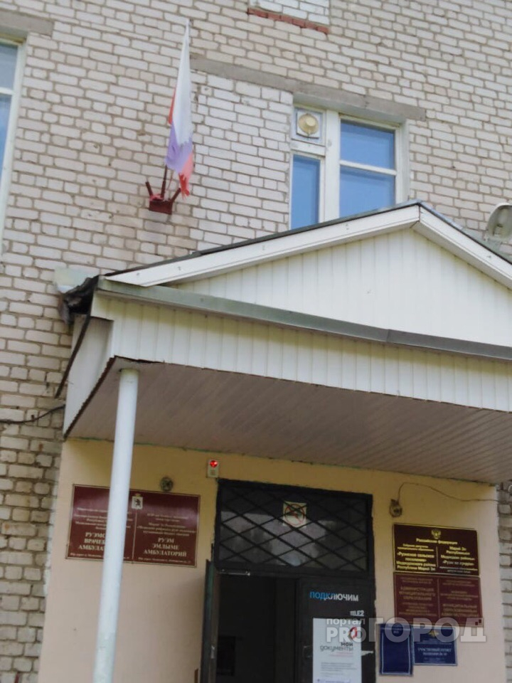Администрация поселка, которая отличилась необычным флагом России, получила «по шапке»