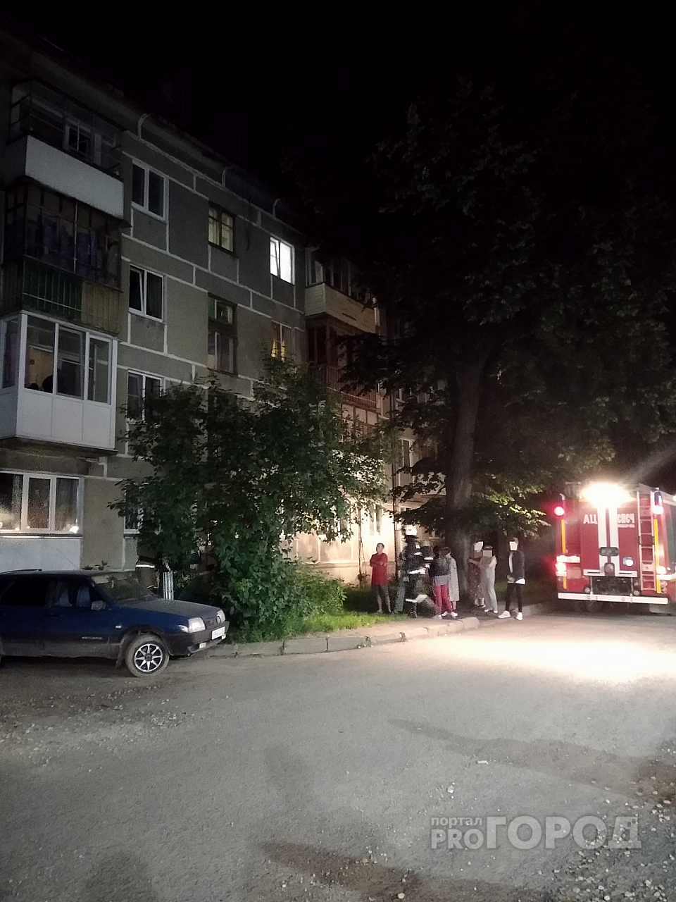 «Пережарили»: в Йошкар-Оле дым из окна кухни собрал пожарных на улице