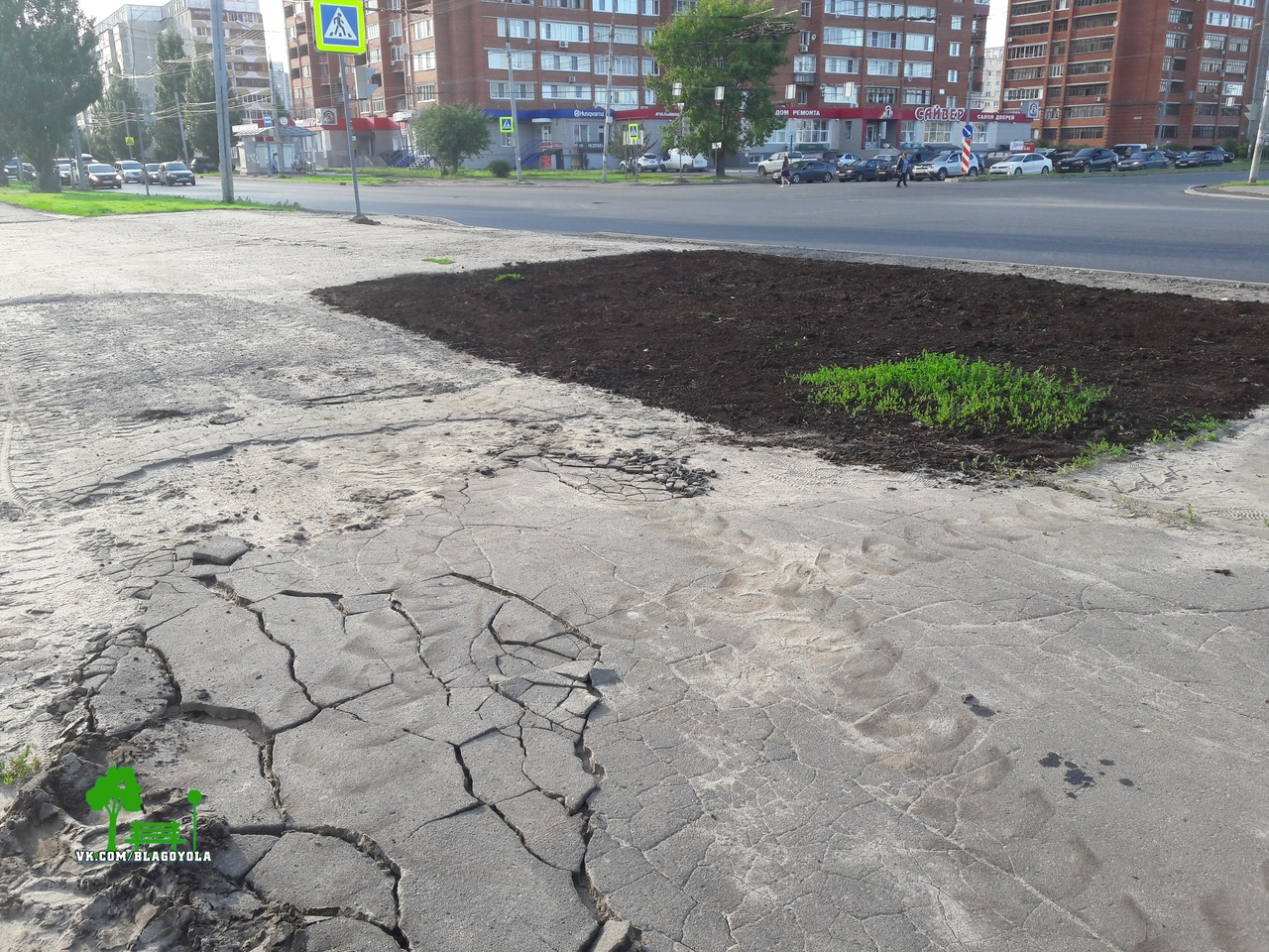 Во время ремонта Ленинского проспекта трактор «разломал» тротуар