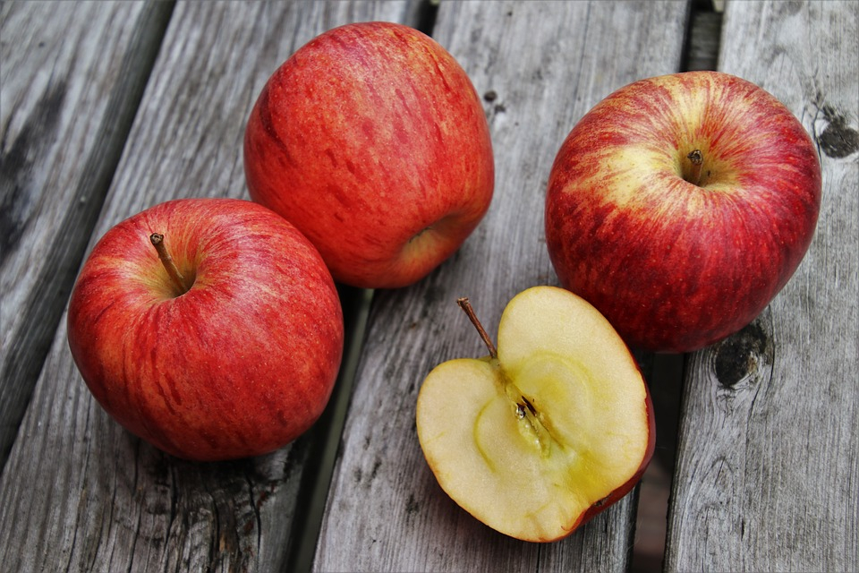 Новости мира: ученые доказали, что многие неправильно едят яблоки