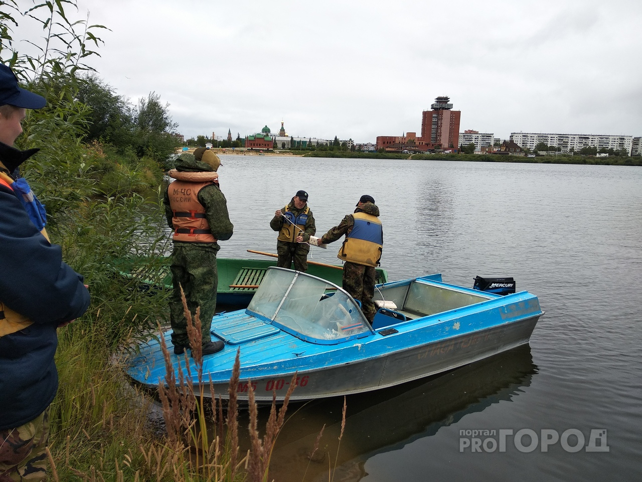Трое перевернулись на лодке в Йошкар-Оле: спасатели ищут утонувшего (ФОТО)