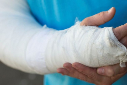 Жительница Марий Эл во время чистки станка сломала кисть: работают следователи