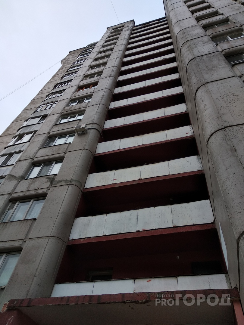 Трагедия в Йошкар-Оле: с балкона многоэтажки выпал молодой человек