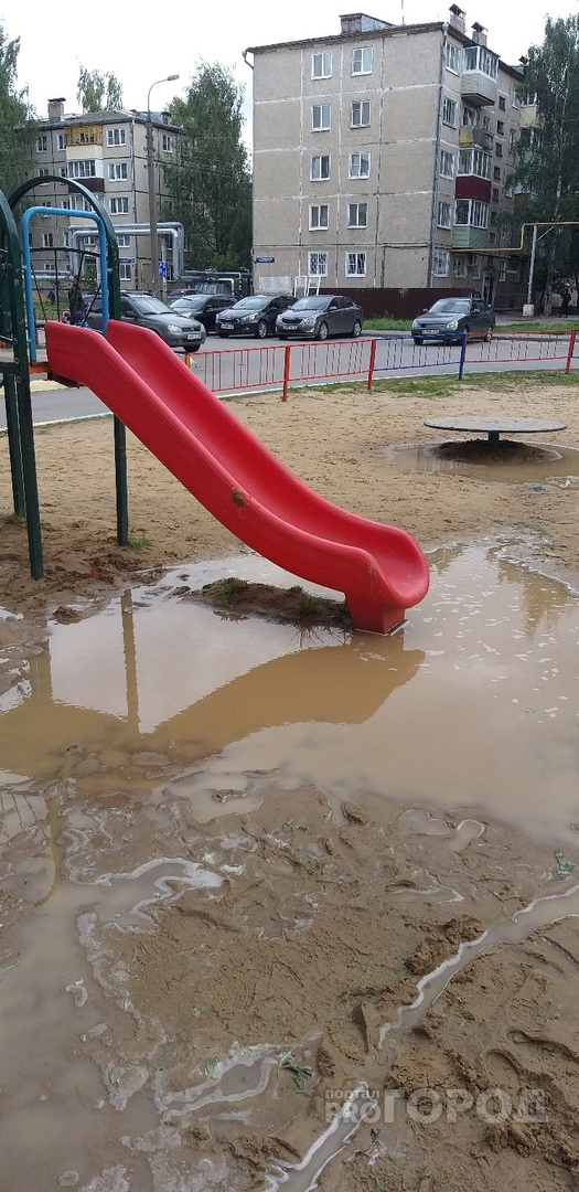 «После прогулки все сырые и грязные»: йошкаролинка возмущена детской площадкой с горкой в лужу