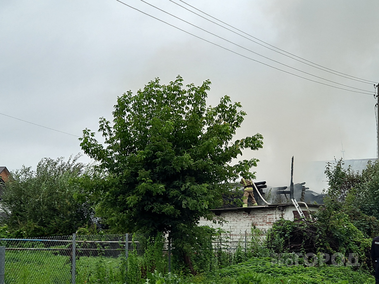 В Йошкар-Оле полыхает дом: на месте пожарные и полиция