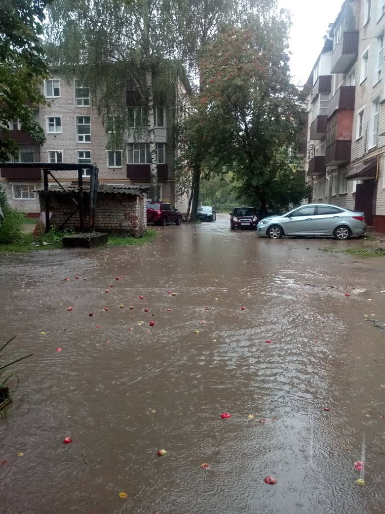 Воскресный ливень затопил Йошкар-Олу: вода заливается в подъезд, а по улицам  нельзя пройти