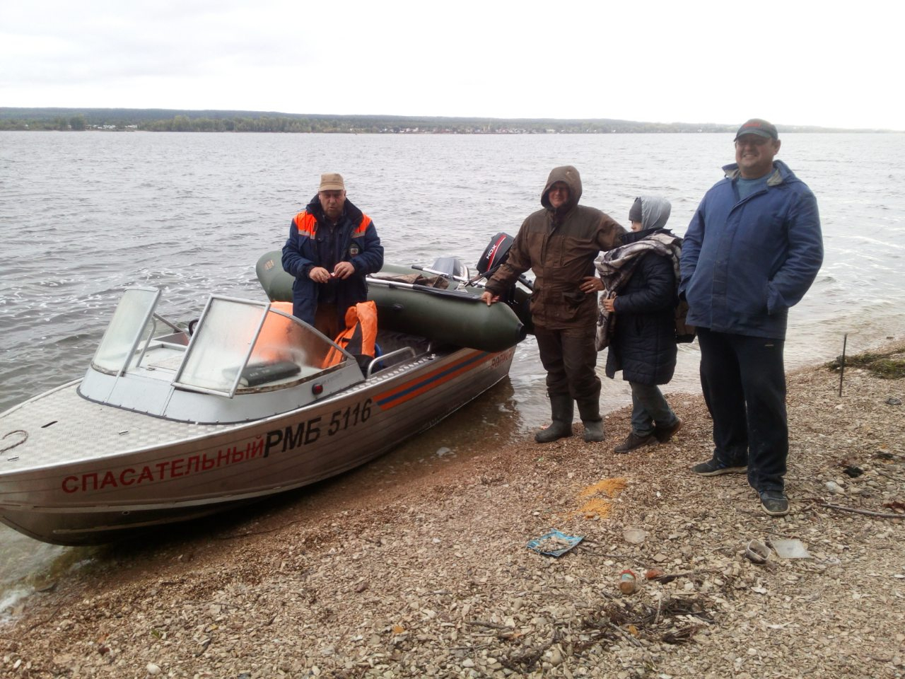 Двое рыбаков с ребенком попали в водный «капкан» на середине Волги