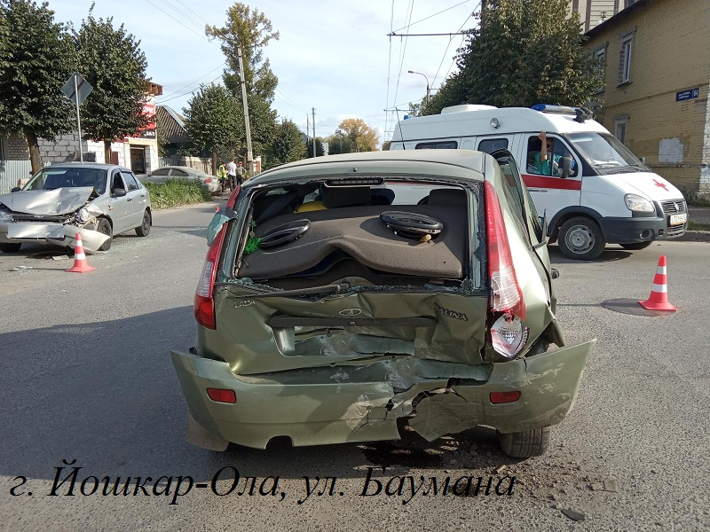 В Йошкар-Оле юный автомобилист на "Калине" отправил двух девушек в больницу