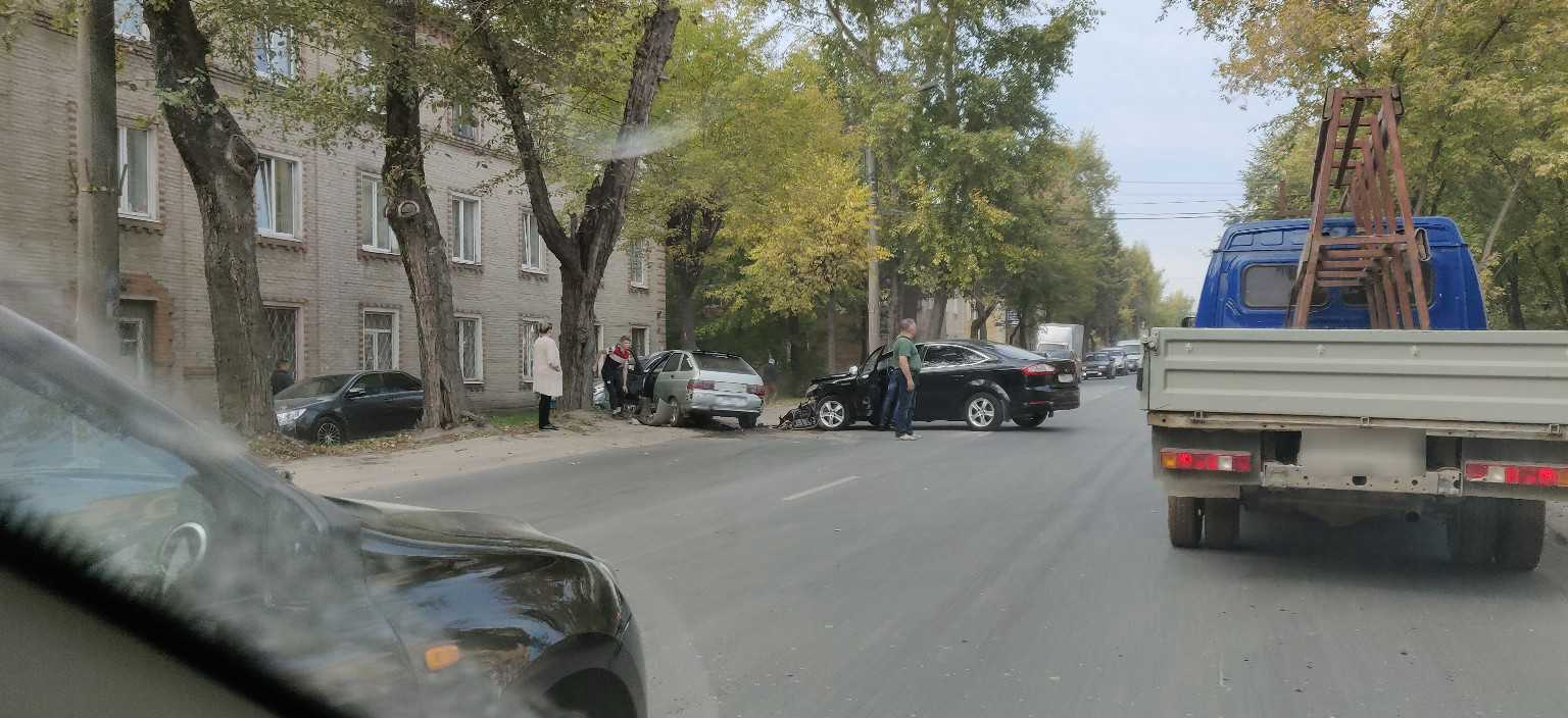 В Йошкар-Оле из-за столкнувшихся авто образовалась гигантская пробка