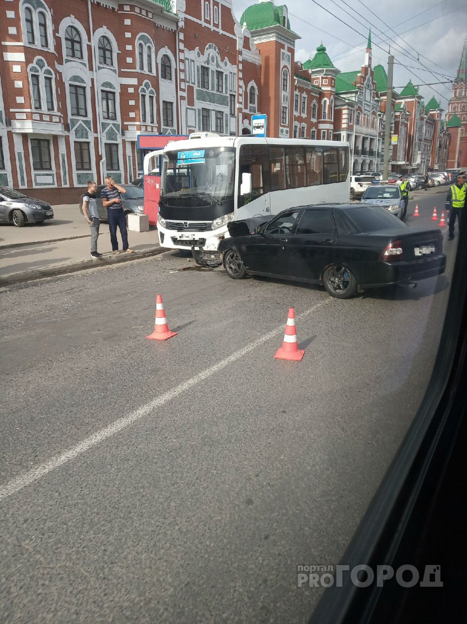 Легковушка и автобус столкнулись лбами на улице в Йошкар-Оле