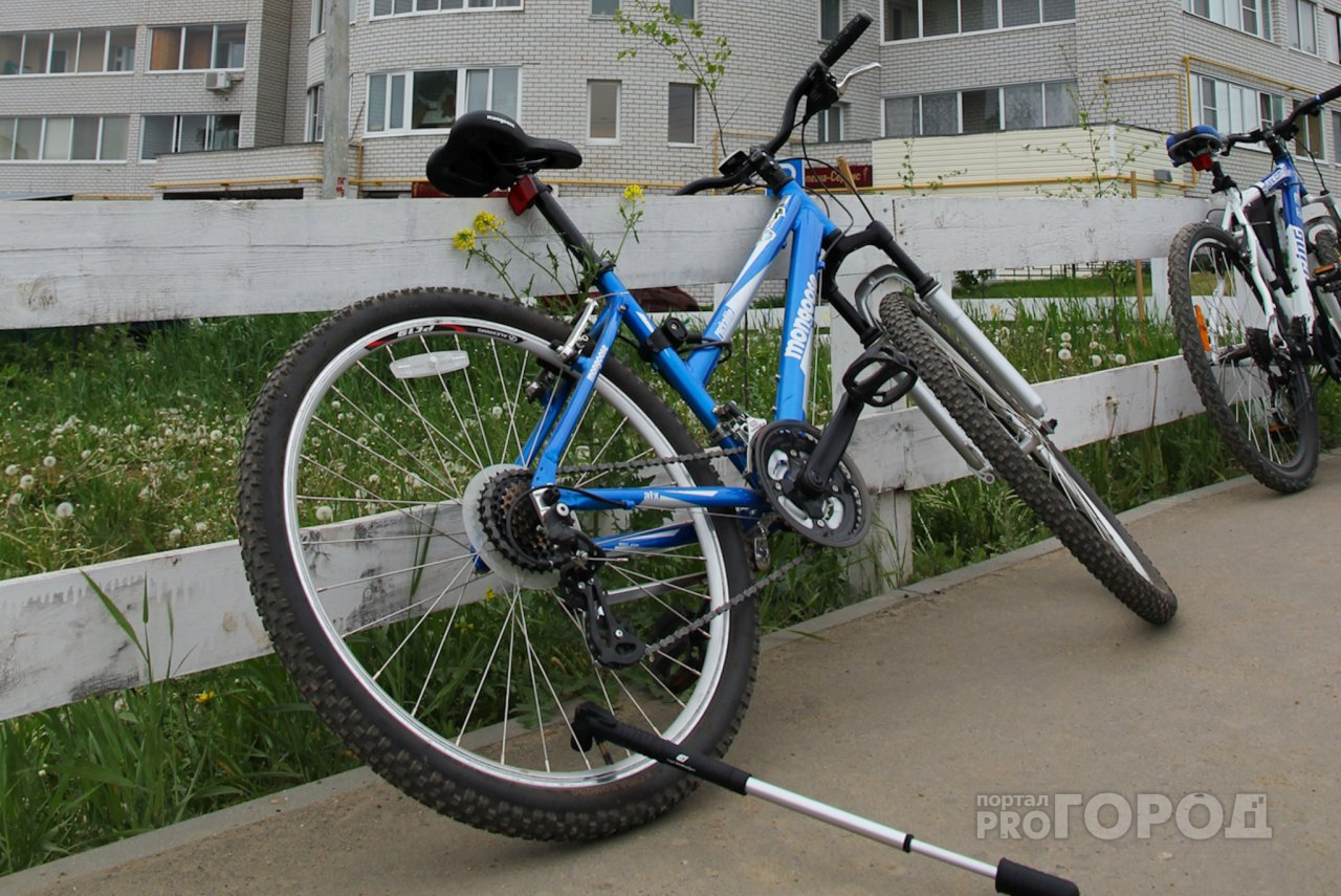 Подросток на велосипеде сбил йошкаролинку: пострадавшая получила тяжелые травмы