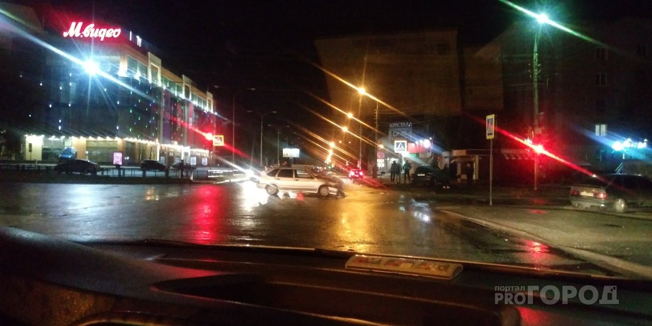 В Йошкар-Оле столкнулись два авто: иномарку отбросило на тротуар