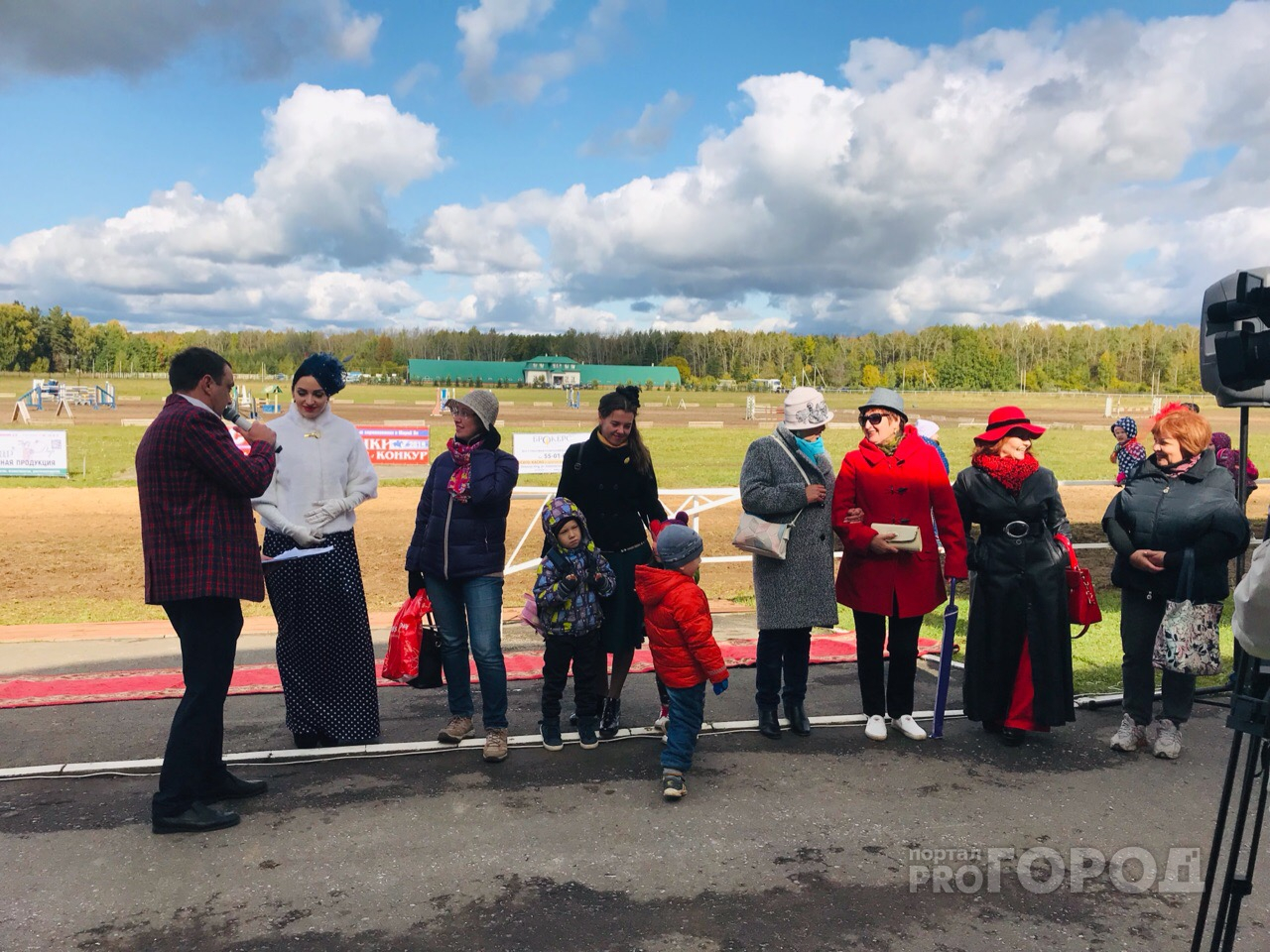 Шашлыки, конкурс шляпок и детские рисунки: на Медведевском ипподроме прошли скачки