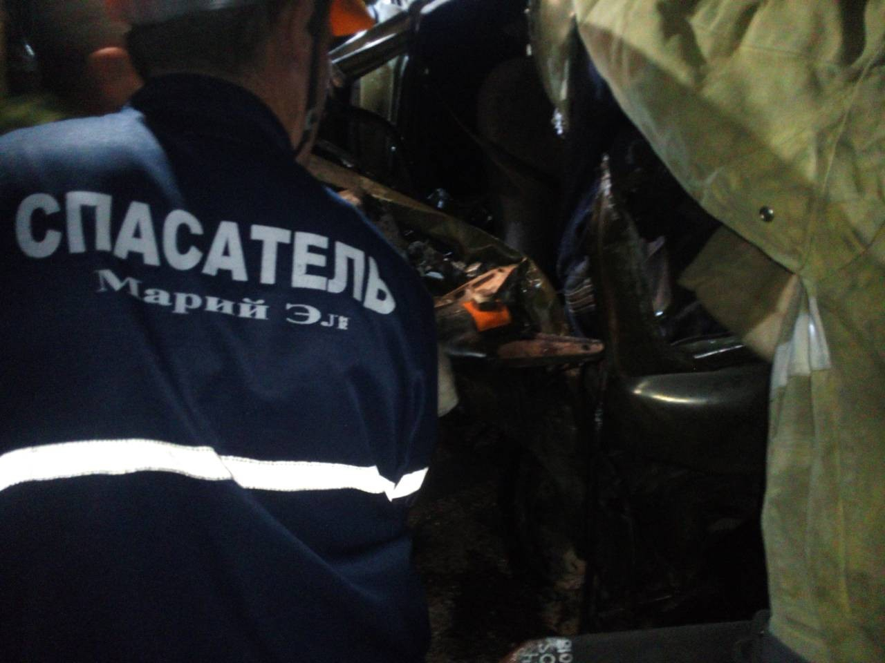 На Казанском тракте в Марий Эл легковушка улетела в кювет, спасатели вытаскивали водителя