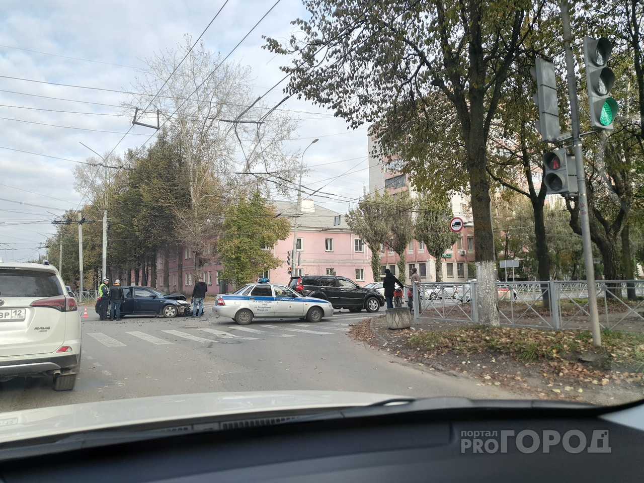 Полицейские рассказали подробности ДТП в Йошкар-Оле, где столкнулись легковушка и внедорожник