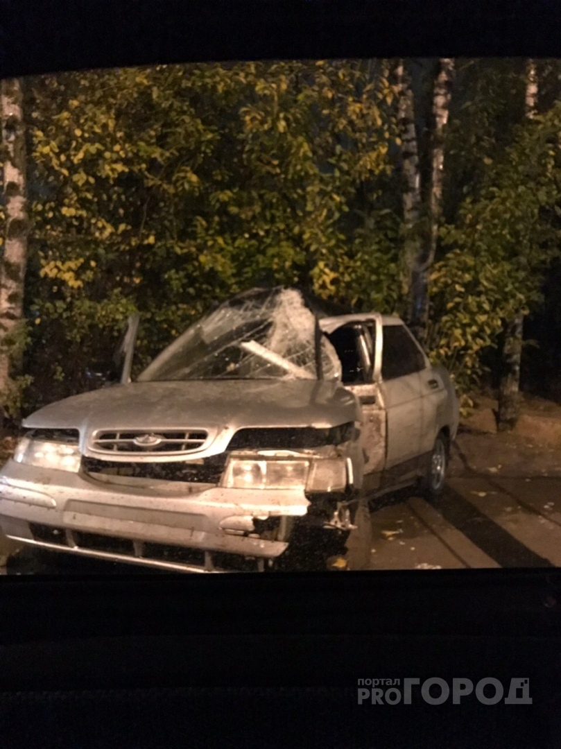 Ночью в Йошкар-Оле водитель легковушки на скорости «влетел» в столб