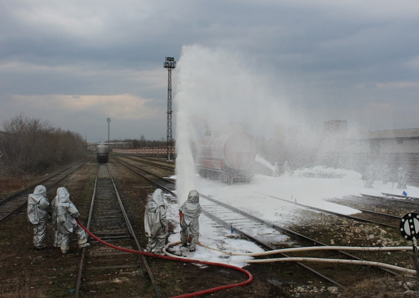 В Йошкар-Оле на ЖД станции рухнула и "загорелась" цистерна с топливом