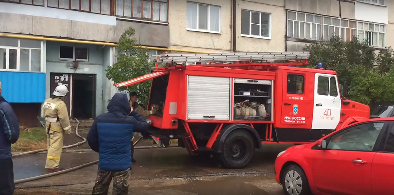 Пожарным, которые нашли тело мужчины в многоквартирном доме в Звенигове, пришлось вскрывать дверь