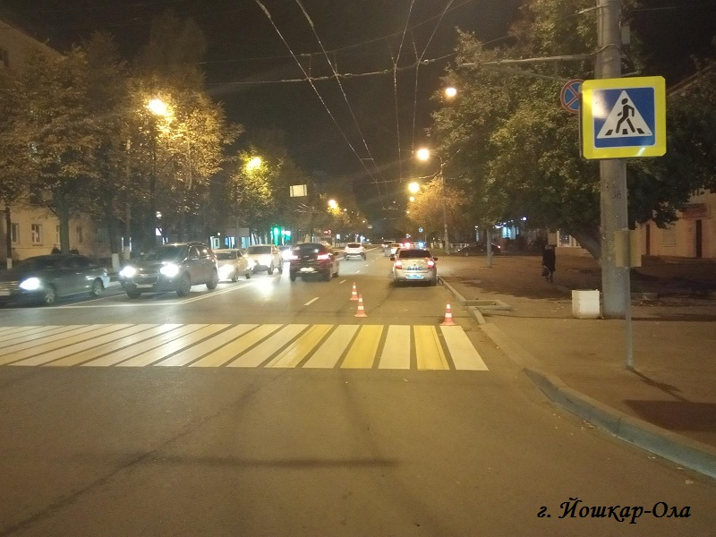 На Ленинском проспекте водитель иномарки пролетел на «красный» и сбил пешехода