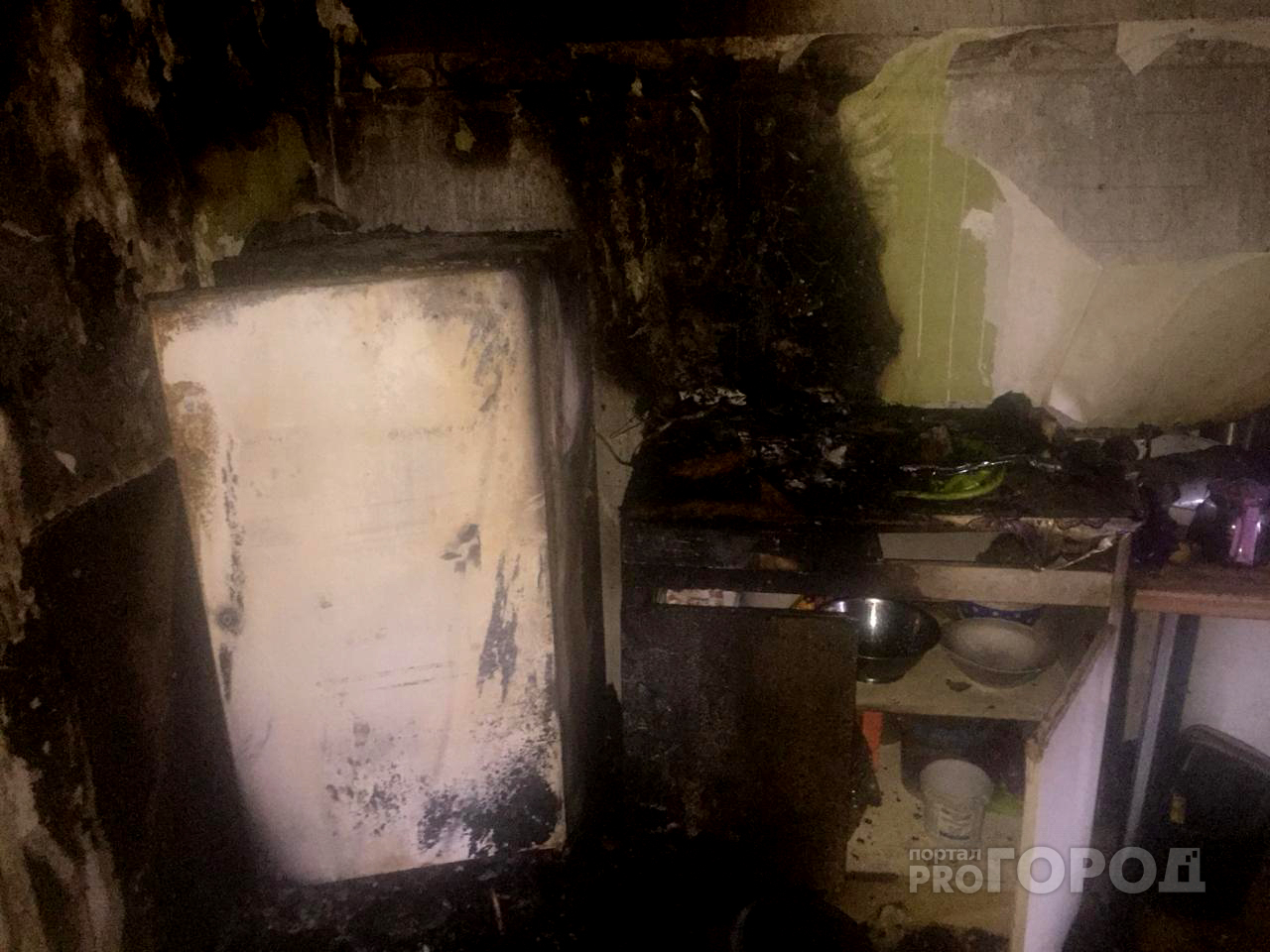 «Она схватила сына и выпрыгнула в окно»: мать и ребенок попали в больницу после ночного пожара в Йошкар-Оле