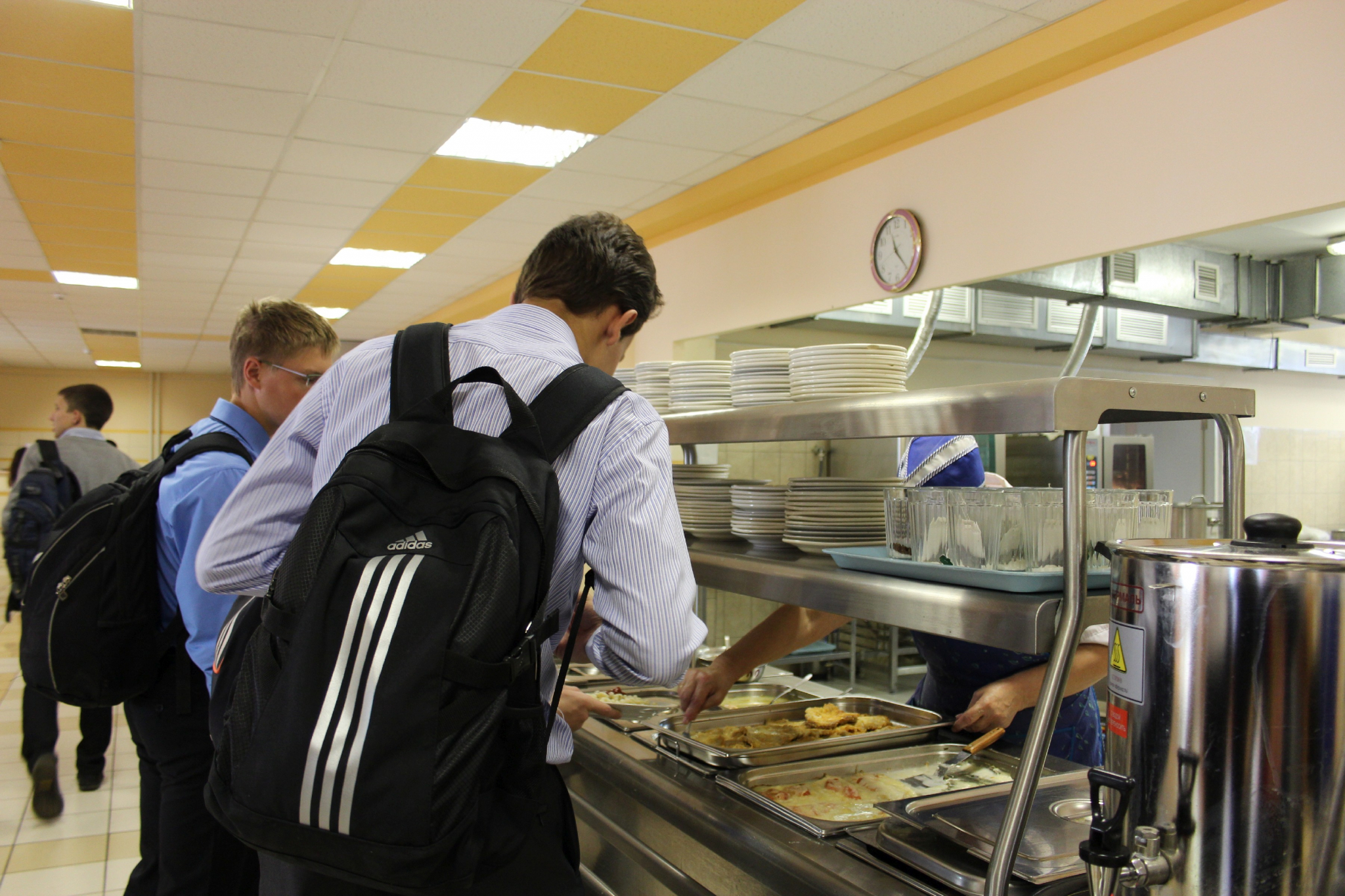 Посуда со сколами и обман в меню: в трех школах Марий Эл нашли кучу нарушений