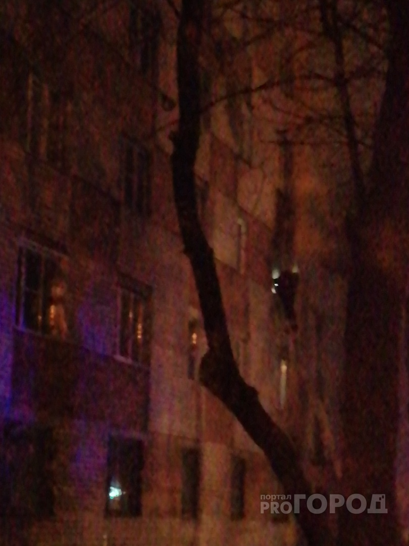 В Йошкар-Оле поздно ночью жильцов многоквартирного дома эвакуировали из-за пожара в "гостинке"