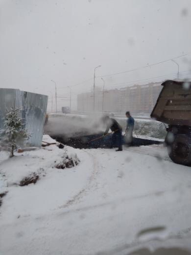 Давно такого не было: в Йошкар-Оле во время снегопада рабочие кладут асфальт