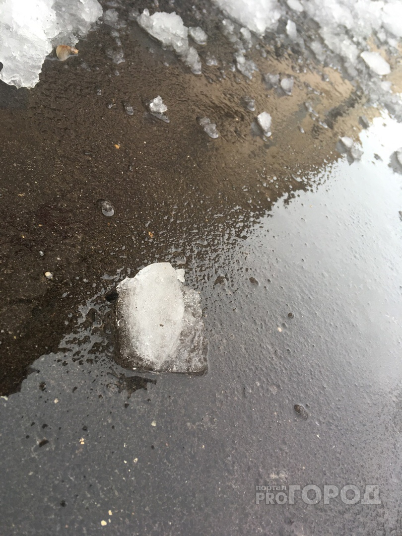 Снежный «подарок»: на голову йошкаролинца с крыши прилетел кусок льда