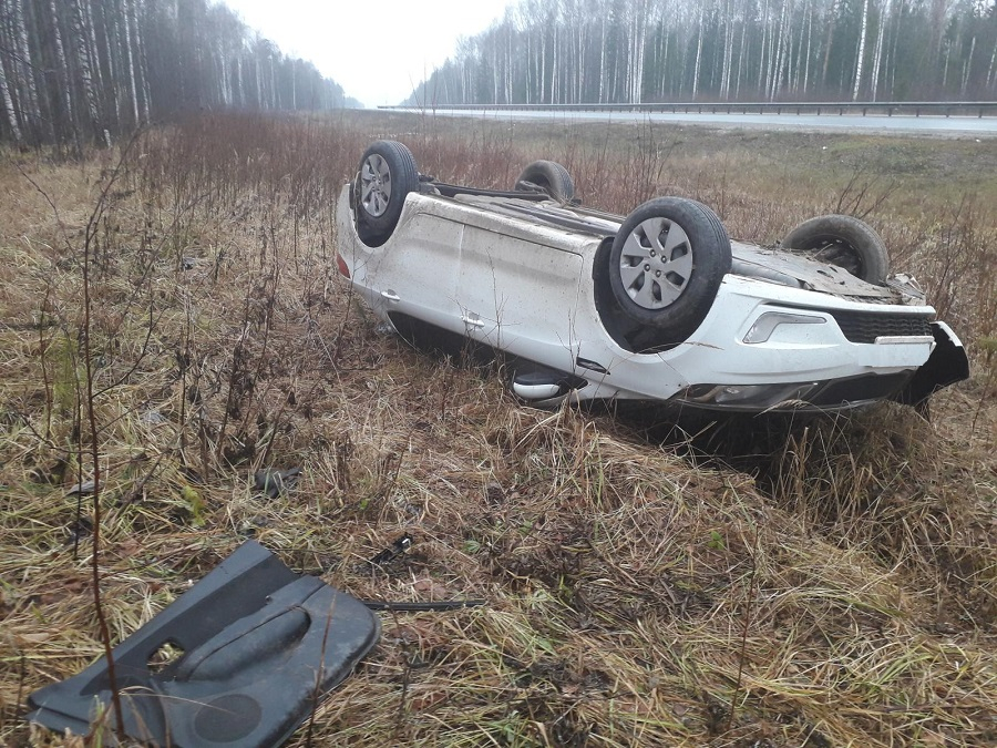 На Казанском тракте водитель не удержал Kia на проезжей части и перевернул ее