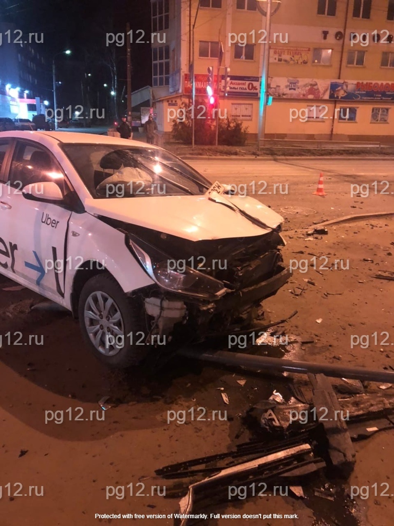 Восстание машин: в Йошкар-Оле столкнулись два такси и «зацепили» дорожный знак