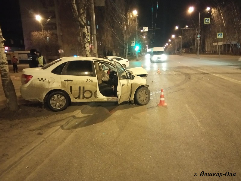 Водители и пассажиры пострадали: в ГИБДД рассказали подробности столкновения двух такси в Йошкар-Оле