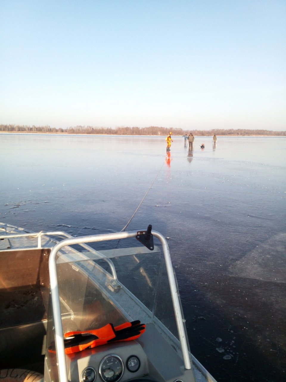 В Марий Эл четверо рыбаков дрейфовали на льдине в устье реки