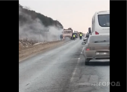 Во время перекрытия Сернурского тракта на дороге загорелся МАЗ