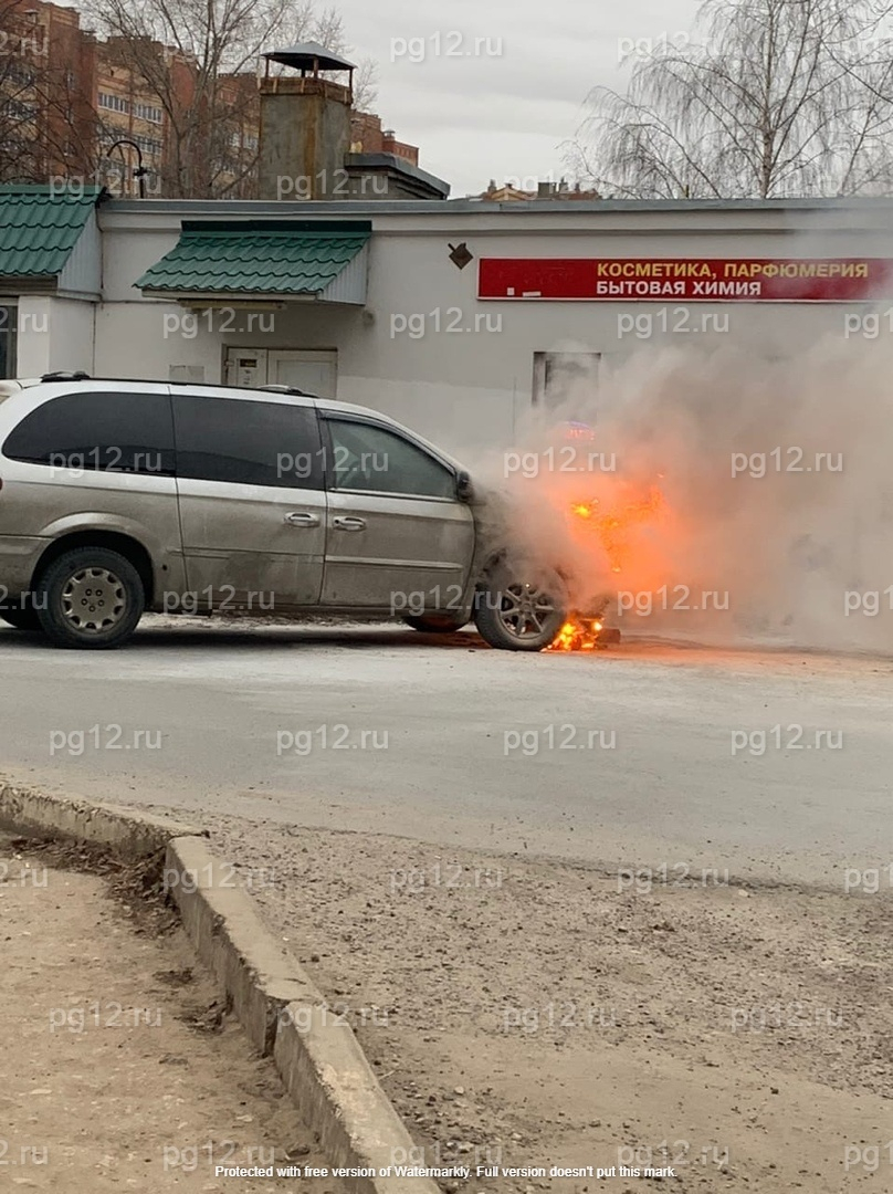 В Йошкар-Оле возле школы загорелась легковушка